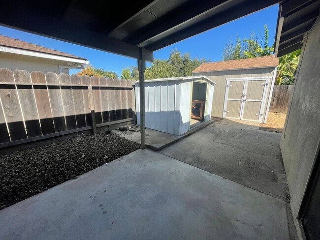Building Photo - Single story located in East Modesto neighborhood!