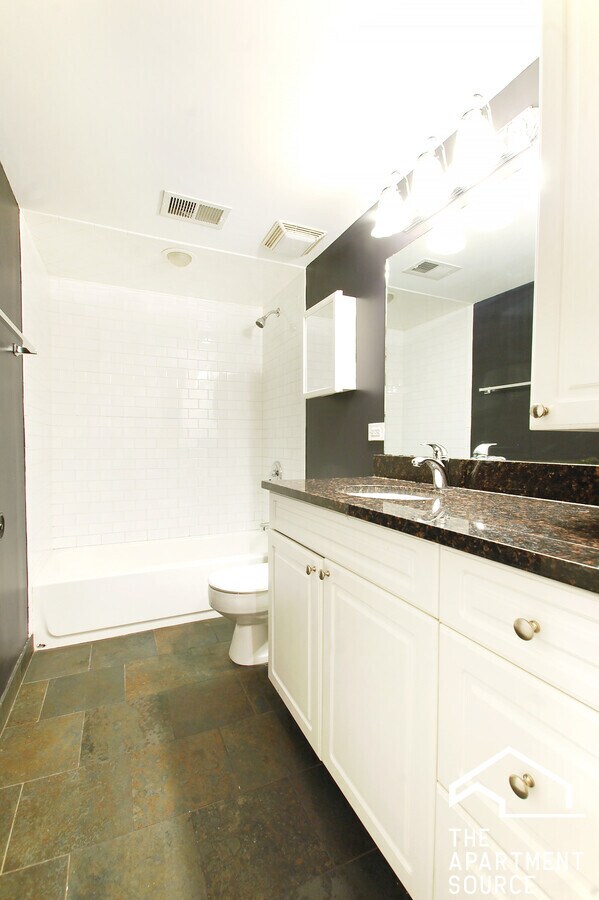 Building Photo - 1352 N La Salle Dr