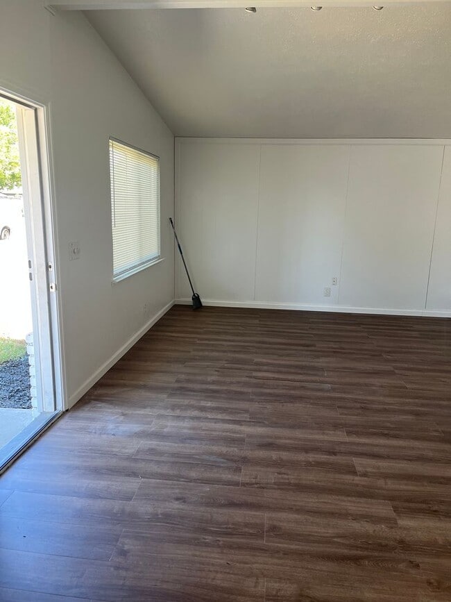 Building Photo - NEW NEW NEW! 3 BEDROOM 1 BATH IN KINGSBURG