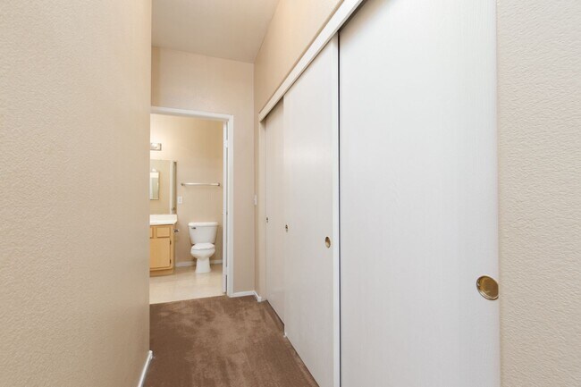 Building Photo - Adorable 1 Bedroom Condo on the First Floor
