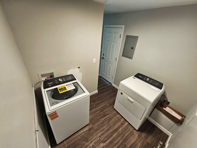 Building Photo - 4 bedroom 1 bathroom SF House