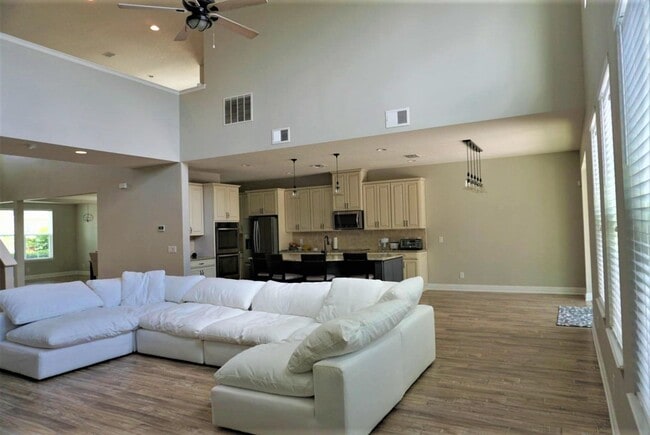 Building Photo - Orchard Hills 6 bed / 3.5 Bath - Partially Furniushed