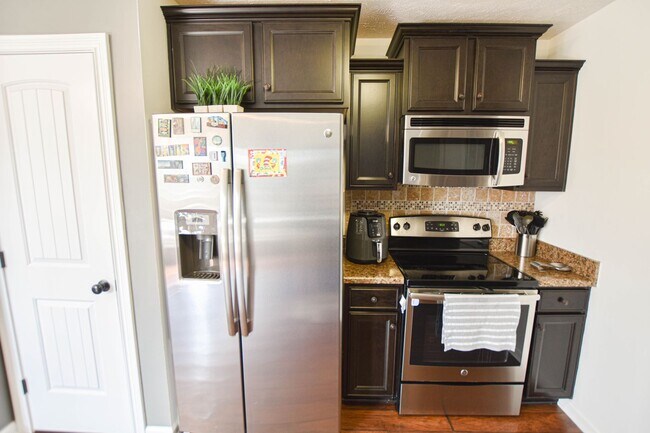 Building Photo - Pet Friendly Three Bedroom!