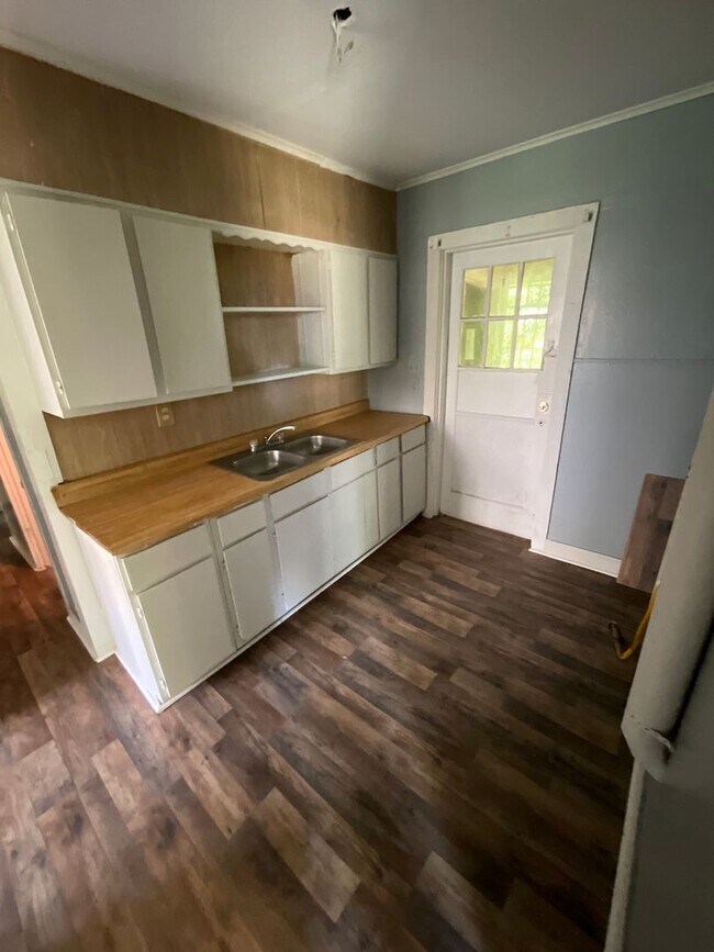 Building Photo - 5917 Lexington Ave