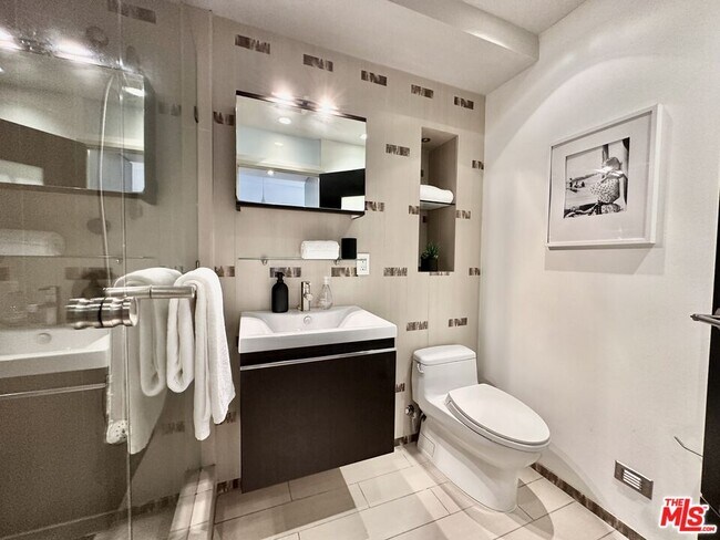 Building Photo - 999 N Doheny Dr