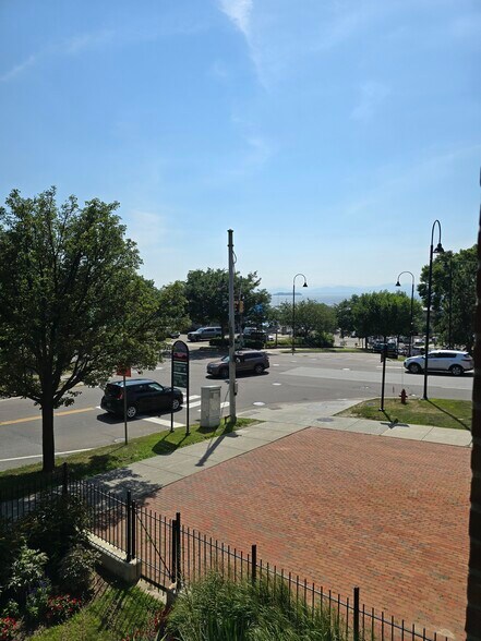 Lake and mountain views - 40 College St