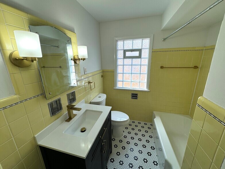 Building Photo - 8627 W Burleigh St