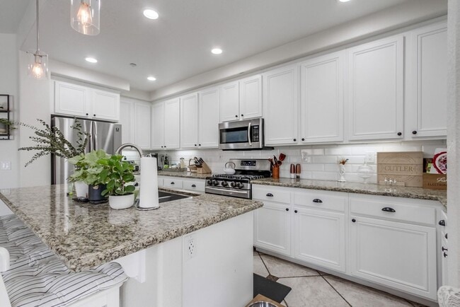 Building Photo - Spacious 3 Bed / 3 Bath Townhome with 2-Car Garage in Gated San Marcos Community