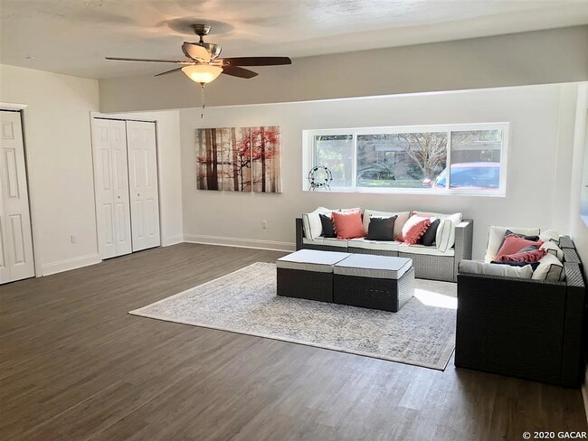 Building Photo - Modern Comfort Meets Classic Charm – Spacious Alachua Rental