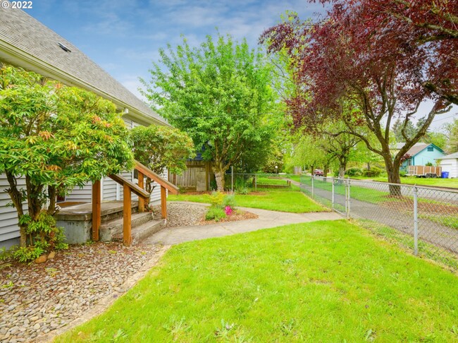 Building Photo - Charming 3 bed + office, 1.5 bath rental home in University Park Portland!