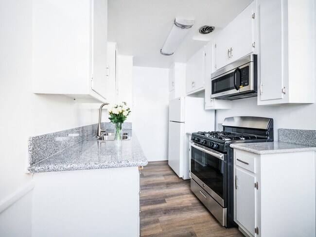 Building Photo - 6416 W. Fountain Ave