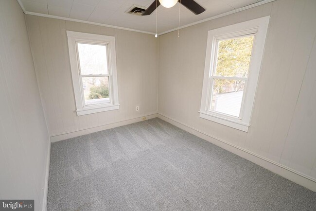 Building Photo - 305 E Pine St