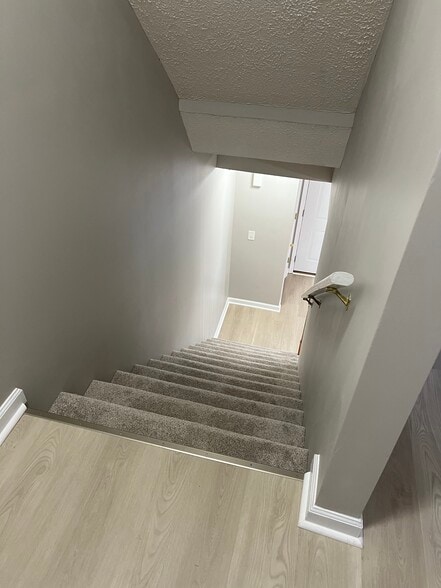 Building Photo - 577 Beaverview Dr