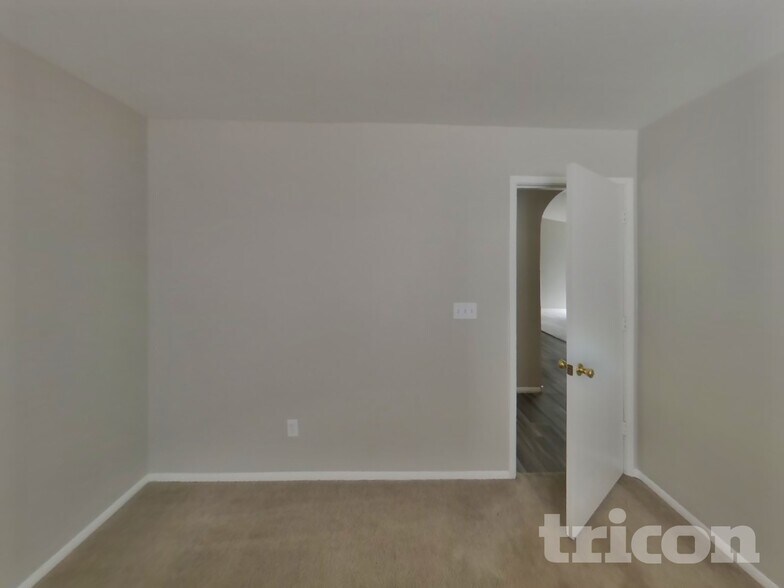 Building Photo - 4432 N 86th Dr