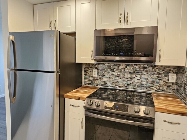 Building Photo - Annual Unfurnished 3 Bedroom 2 Bathroom Si...