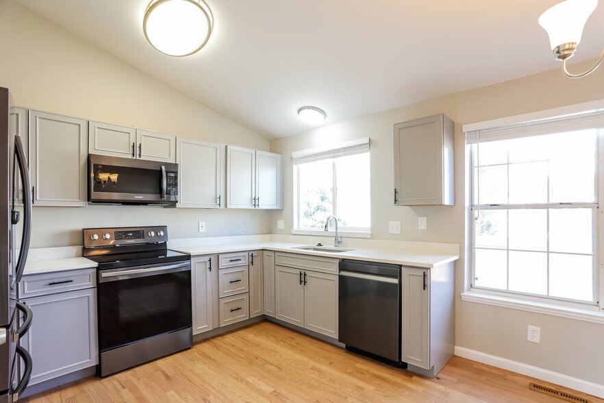 Building Photo - 16393 Goldenrod Way