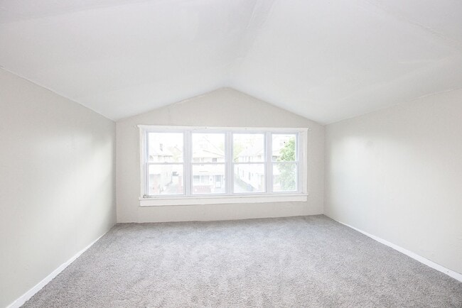 Building Photo - 5 BED 2 BATH BEAUTIFUL SINGLE FAMILY HOME ...