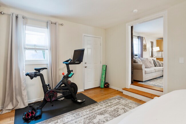 Building Photo - 160 Beecher St