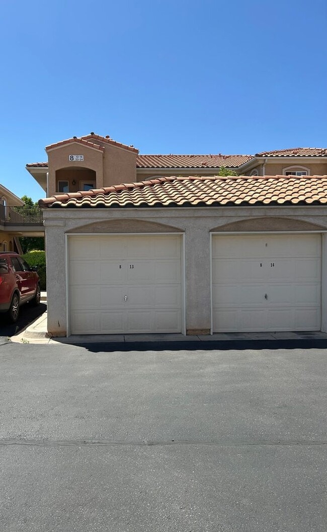 Building Photo - Charming Condo | 2 Bed / 2 Bath | Garage |...