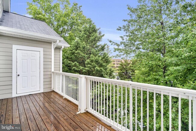 Building Photo - 1701 Lake Shore Crest Dr