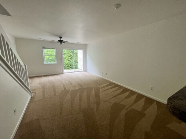 Building Photo - 2 bedroom 2.5 bath townhome available