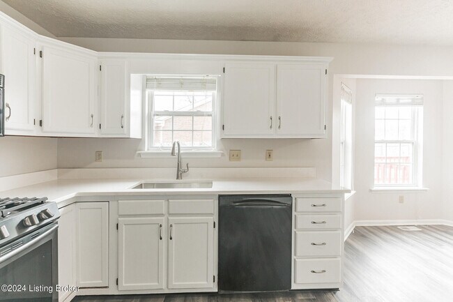 Building Photo - 6013 Fairridge Ct