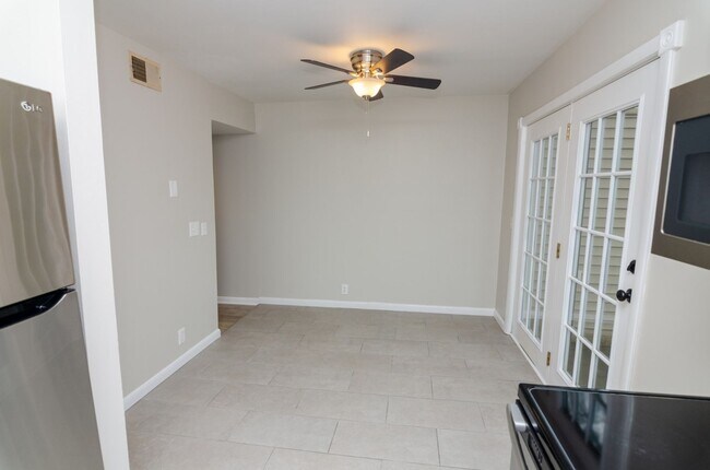 Building Photo - Newly remodeled condo