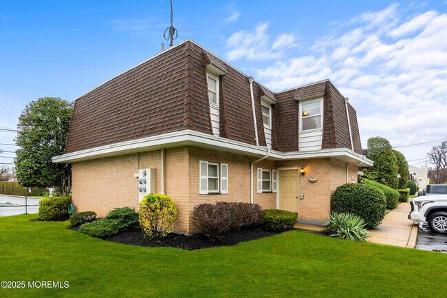 Building Photo - 321-323-323 Shore Dr