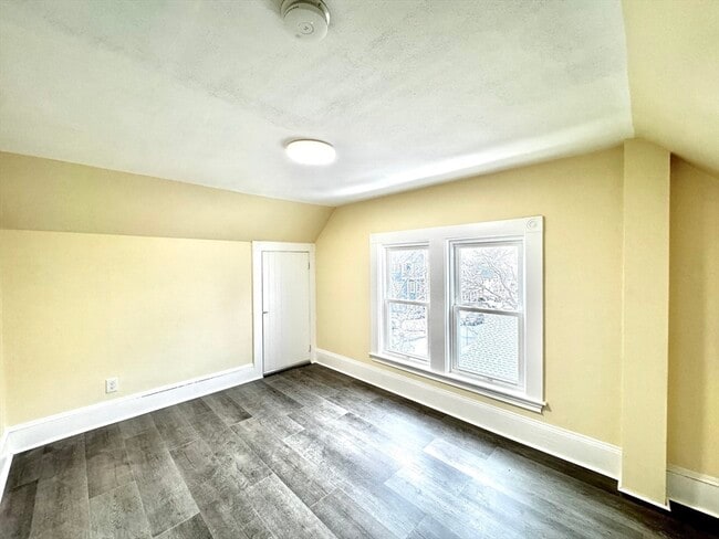 Building Photo - 98 Safford St