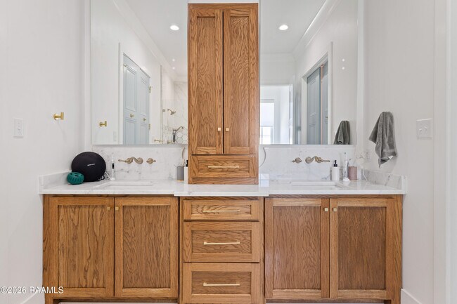 Building Photo - 1013 Camellia Blvd