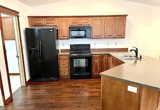 Building Photo - Beautiful 3 bedroom 2 1/2 bath townhouse in 4 Corners! Fenced backyard!