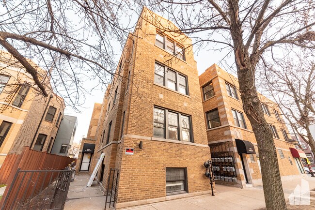 Building Photo - 2032 West Montrose-2B