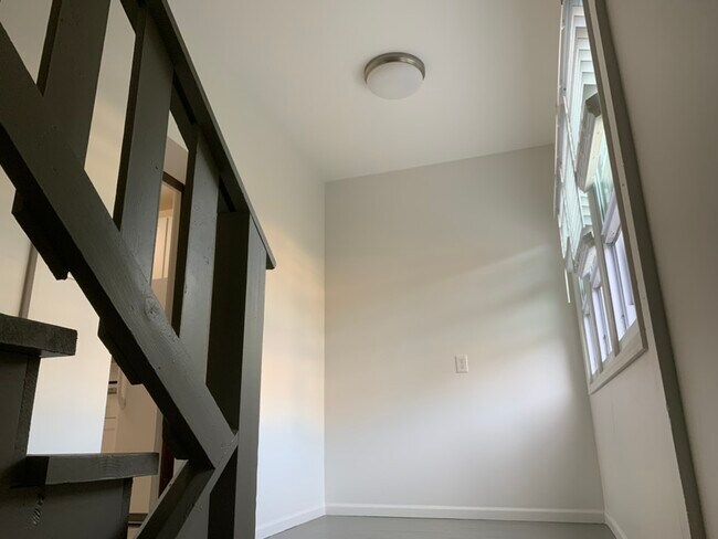 Building Photo - 3834 N Hermitage Ave