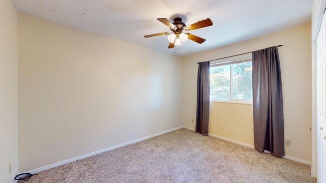 Building Photo - AVAILABLE JANUARY! Cute 3 Bedroom Townhous...