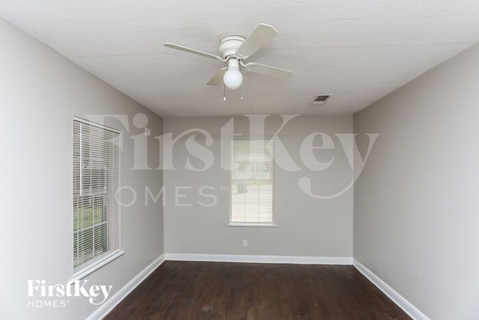 Building Photo - 418 E Ash St