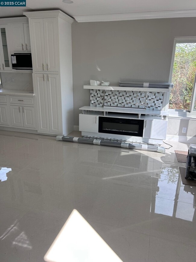 Building Photo - 4556 Lakeshore Dr