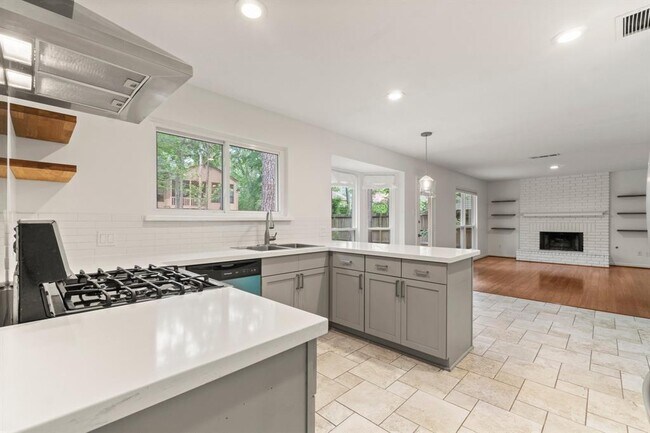 Building Photo - 28 Silver Elm Pl