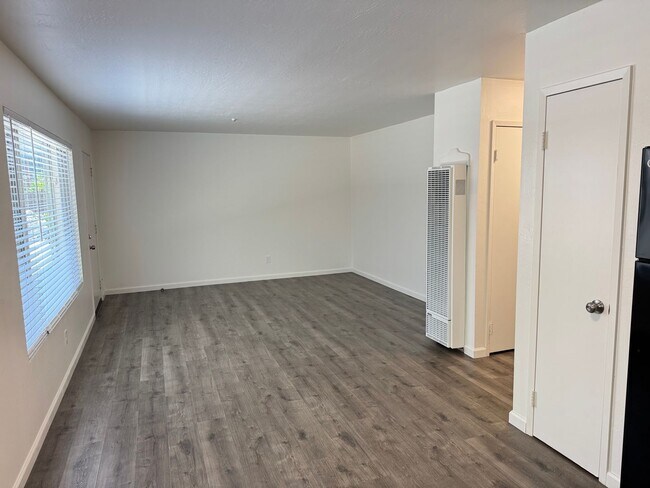 Building Photo - 1046 Benton St