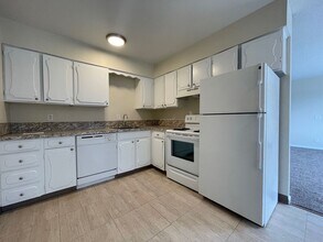 Building Photo - Spacious Montavilla 2 Bedroom Upstairs Uni...