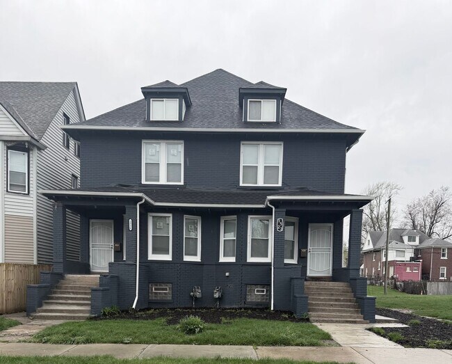 Building Photo - 4 bedroom townhouse