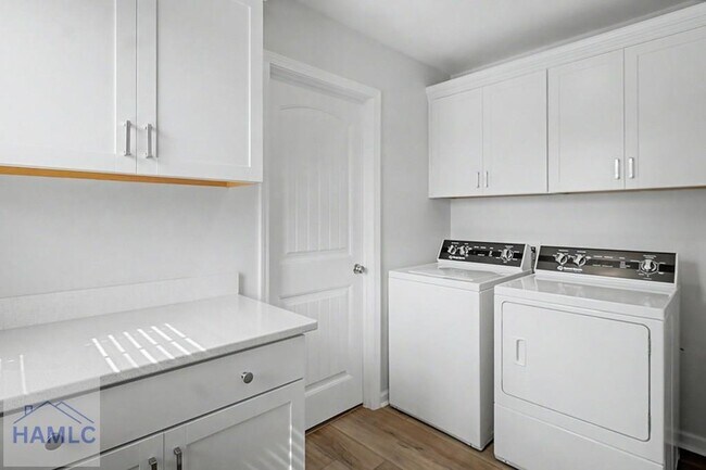 Building Photo - 160 Spring Hill Dr