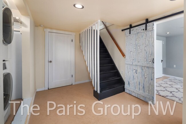 Building Photo - Adorable 3br, 2ba West Seattle Remodel * B...