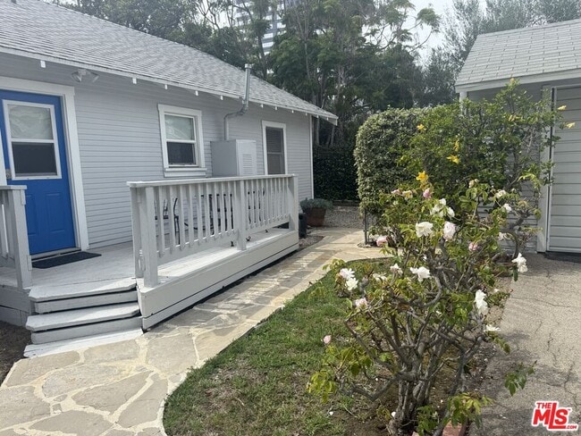 Building Photo - 1316 S Bundy Dr