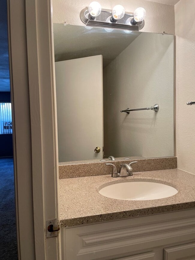 Building Photo - Quiet 2 bed/ 1.5 bath townhome in a gated ...