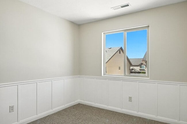 Building Photo - 3 bedroom- 2.5 bath Townhouse