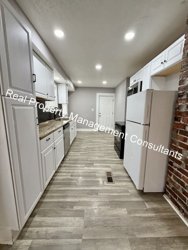 Building Photo - 3-Bedroom Home with Modern Updates Throughout