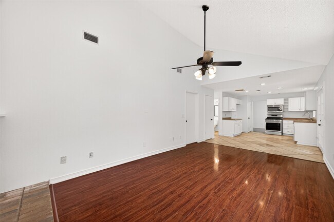 Building Photo - 42 Rockridge Dr