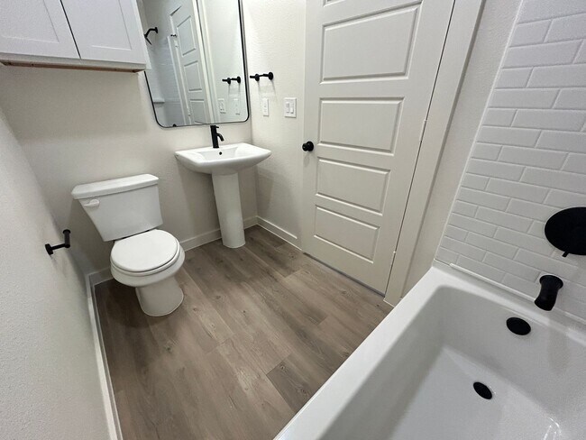 Building Photo - Brand new 3Bed/2Bath Available