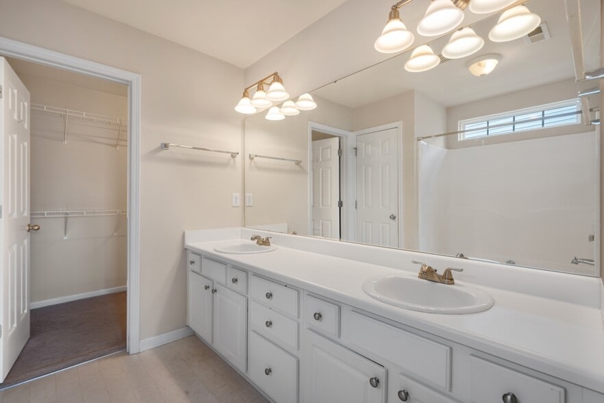 Building Photo - 5020 Babbling Brook Dr