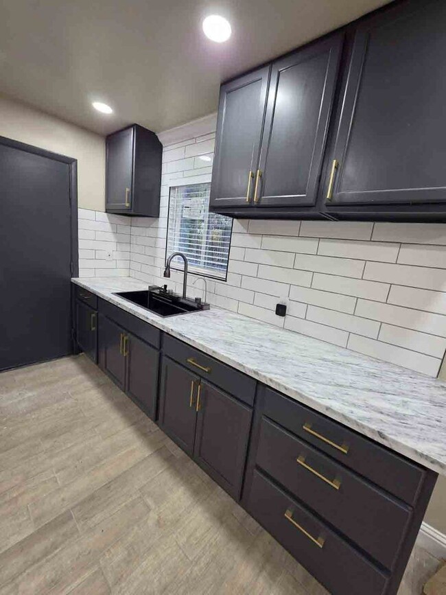 Building Photo - Fully Renovated 2 Bed 1 Bath